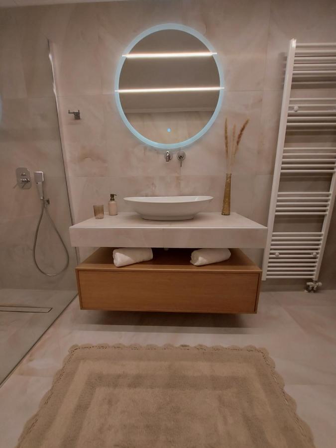 Primrose Apartments Толон Екстериор снимка