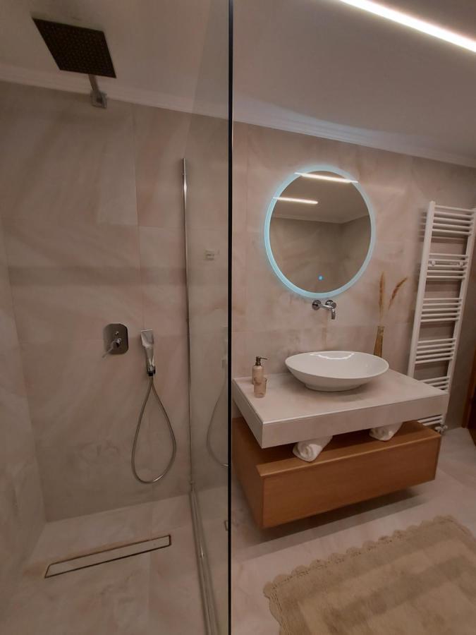 Primrose Apartments Толон Екстериор снимка