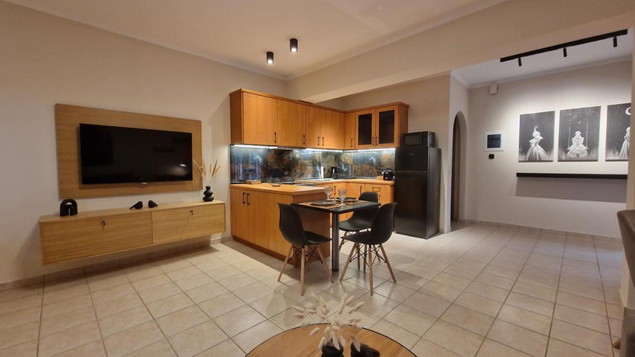 Primrose Apartments Толон Екстериор снимка