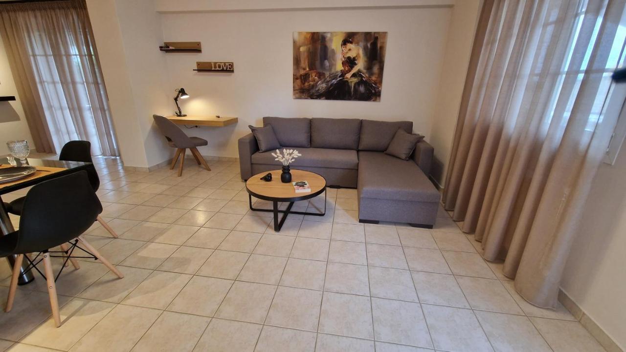Primrose Apartments Толон Екстериор снимка